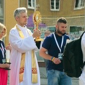 	Ks. Paweł Zięba wniósł na starówkę Najświętszy Sakrament. 