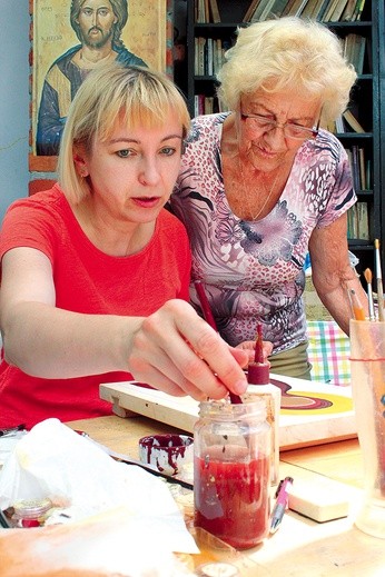 Z inspiracji Grupy „Agathos” powstała Warmińska Pracownia Ikony. Małgorzata Dżygadło- -Niklaus (po prawej) udziela wskazówek uczestnikom.