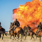 Rekonstrukcja walk oraz nalotu bombowego to żywa lekcja dawnych wydarzeń.