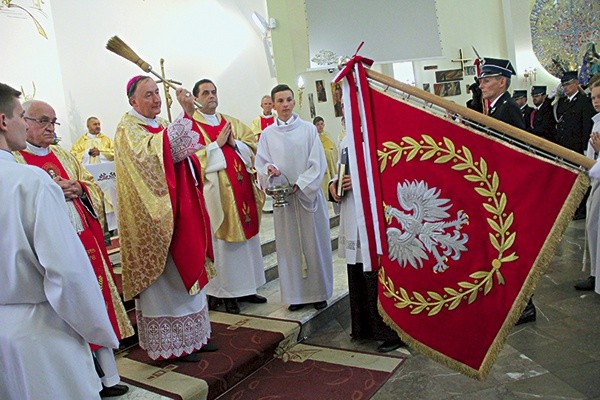 ◄	Biskup poświęcił także nowy sztandar gminy.