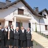 ▲	Baptystynki przed nowym domem zakonnym, którego przełożoną jest s. Anna Zarzeka (druga z prawej). 