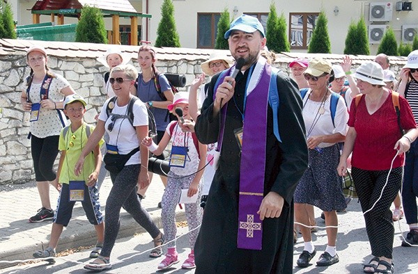 ◄	W każdej grupie idą zarówno starsi, jak i bardzo młodzi pątnicy.  