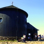 Kaplicę zbudował tu hrabia Krzysztof Schaffgotsch, właściciel Cieplic i zamku Chojnik. Prace rozpoczęto w 1655 r. pod nadzorem Bartłomieja Nantwiga z Gryfowa Śląskiego. Poświęcenia kaplicy pod wezwaniem św. Wawrzyńca dokonał 10 sierpnia 1681 r. opat Bernard Rosa z Krzeszowa.