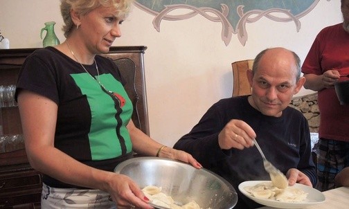 Barbara Księżyc (z lewej) z mężem Grzegorzem zaprosili swoich przyjaciół sprzed lat na Śląsk Cieszyński