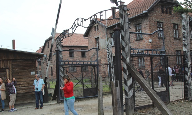 Do skandalicznego zachowania doszło w sąsiedztwie głównej bramy do obozu Auschwitz I.