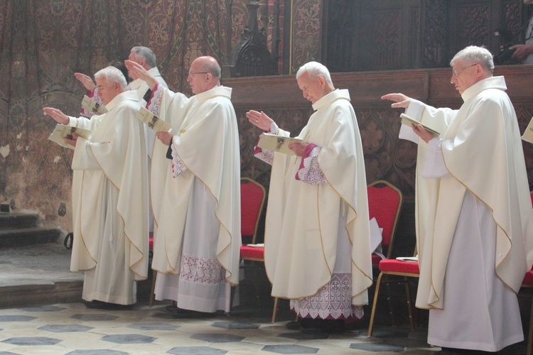 Nałożenie paliusza abp. Józefowi Górzyńskiemu