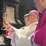 Nałożenie paliusza abp. Józefowi Górzyńskiemu