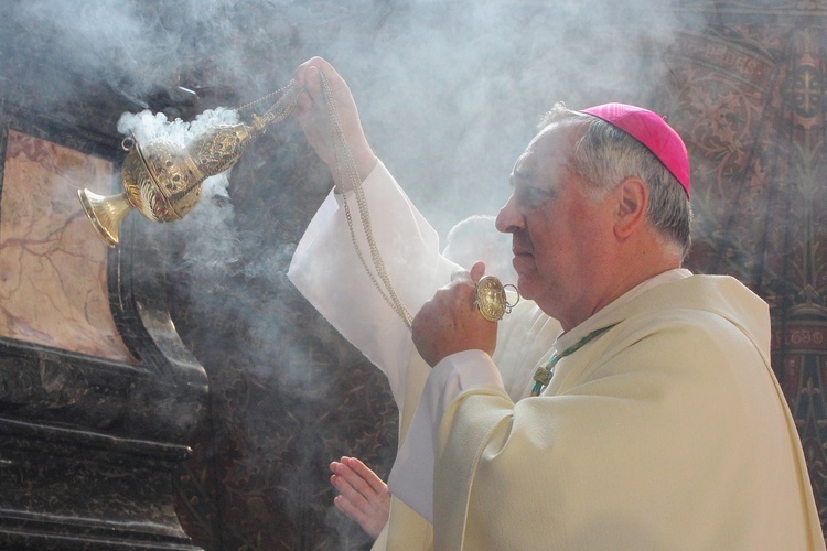 Nałożenie paliusza abp. Józefowi Górzyńskiemu