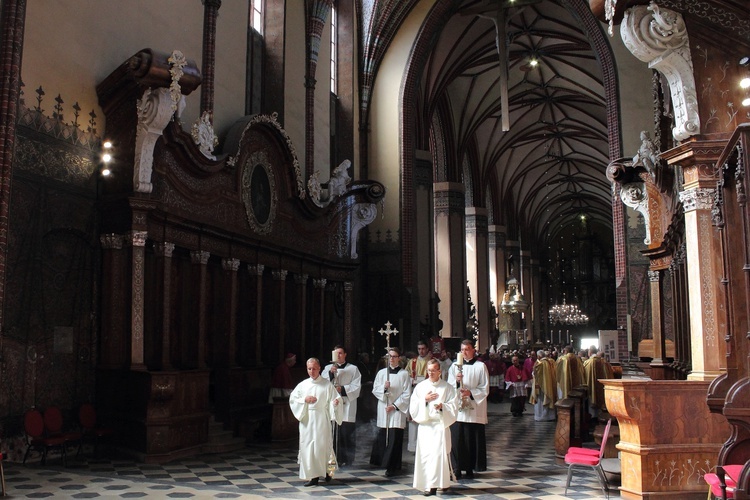 Nałożenie paliusza abp. Józefowi Górzyńskiemu