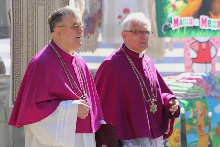 Nałożenie paliusza abp. Józefowi Górzyńskiemu