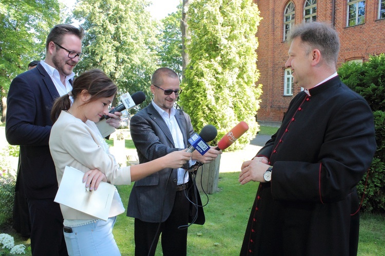 Nałożenie paliusza abp. Józefowi Górzyńskiemu