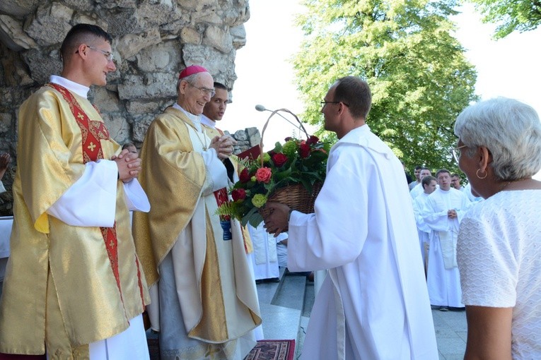 Pielgrzymi zaśpiewali jubilatowi "Sto lat"