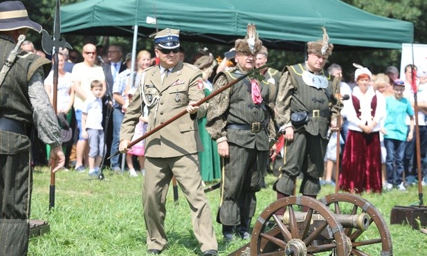 Pokazy wystrzałów z historycznych dział odbyły się z udziałem dowódców, a także bp. Gregera i kustosza bazyliki o. Bogdana Kocańdy