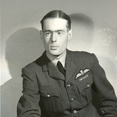 Leonard Cheshire (1917–1992), bohater wojenny, konwertyta, filantrop.