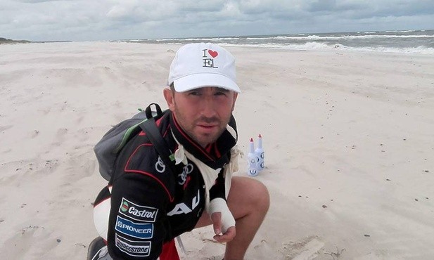 Żonglował butelkami na plaży, żeby ratować dzieci