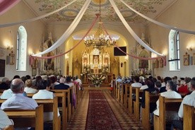 Odnowiony ołtarz główny i obraz Matki Bożej Duczymińskiej zostały poświęcone przez bp. Mirosława Milewskiego