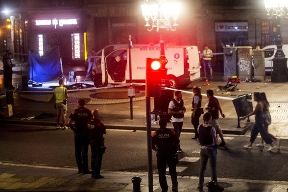 Hiszpania: 13 ofiar śmiertelnych, ponad 100 rannych, obława na sprawcę