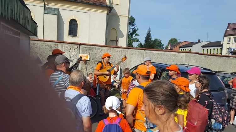 Pielgrzymi idą dziś przez cały dzień