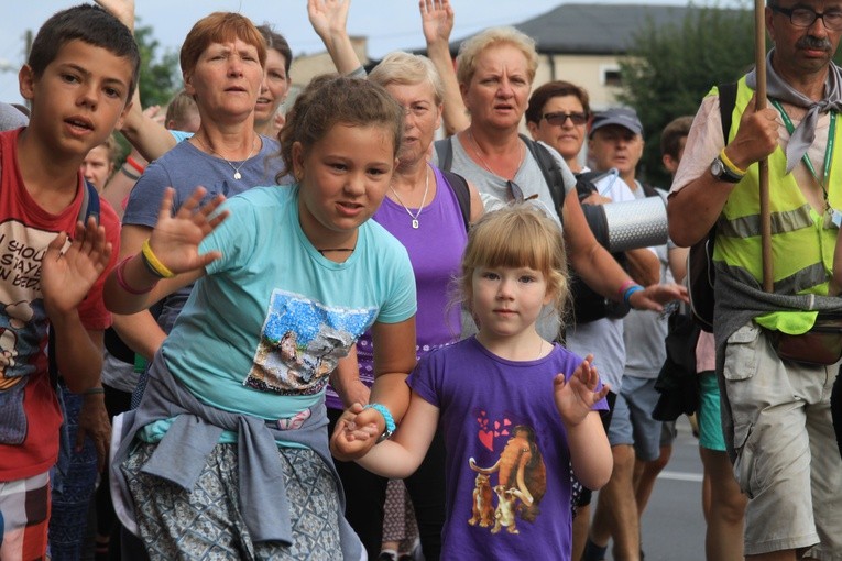 Nawet najmłodszym pielgrzymom nie zabrakło entuzjazmu w długiej drodze do Częstochowy