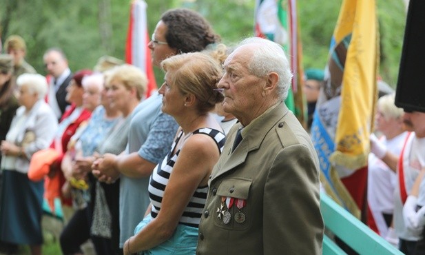 W nabożeństwie pod Baranią Górą wzięli udział także przedstawiciele stowarzyszeń kombatanckich NSZ