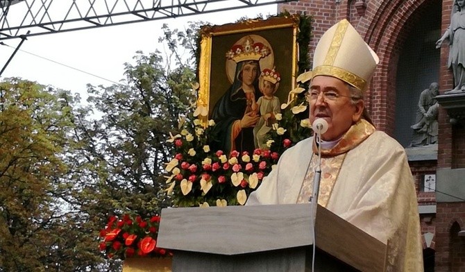 Kardynał Stanisław Ryłko wygłasza homilię na piekarskim wzgórzu