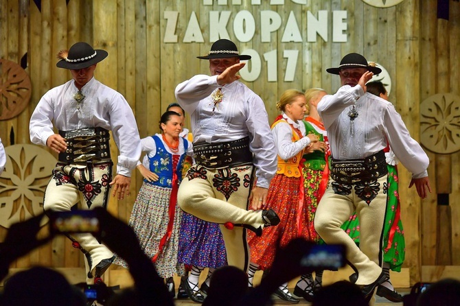 Prezentacja zespołów w namiocie festiwalowym 