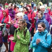 Nawet niesprzyjająca aura nie była w stanie zepsuć radosnego nastroju pątniczek.