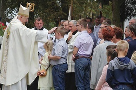 – Ten święty niech będzie patronem trudnych dróg polskiego życia chrześcijańskiego – mówił abp Gądecki w kazaniu, zaś na zakończenie liturgii błogosławił dzieci.