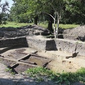 – Sierpiecki zamek nawet w kontekście prywatnych warowni z terenu Królestwa Polskiego można uważać za duże i interesujące architektoniczne założenie – mówi T. Olszacki.