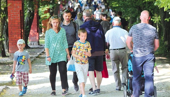 Aleja Różańcowa prowadząca do cudownego źródła wypełniła się rodzinami, które przyjechały do Gietrzwałdu na pielgrzymkę.