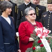 Trzej zabici nie są anonimowi, a ich krewni biorą udział w uroczystościach.  Na zdjęciu składanie kwiatów w 2016 roku.