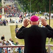 ▲	Wchodzących pielgrzymów witał bp Józef Wróbel.