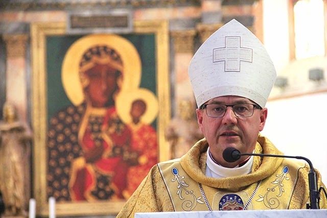 ▲	Bp Kiciński zaznaczył, że nikogo nie dziwi dziś fakt, iż żołnierze cieszą się najwyższym wskaźnikiem zaufania społecznego. – Na dobre imię żołnierzy pracujecie dziś wy, a przed wami całe pokolenia – mówił.  