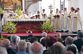 ▲	– Wniebowzięcie Maryi to szczególny znak uwielbienia ludzkiego ciała, jego godności,  należnego szacunku – podkreślał metropolita.