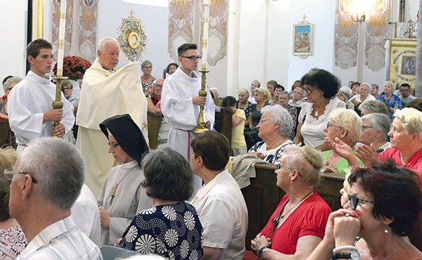 ▲	Indywidualnego błogosławieństwa Najświętszym Sakramentem udziela  bp Adam Odzimek.