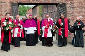 Biskupi na dziedzińcu Bloku 11.
