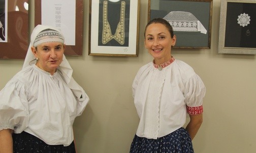 Beata Legierska (z prawej) z Małgorzatą Kiereś na wystawie prac