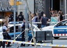 Policja sprawdza przechodniów  na La Rambla po tym, jak rozpędzony samochód wjechał w tłum ludzi na tym słynnym barcelońskim deptaku, zabijając 13 osób  i raniąc prawie 130.
