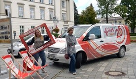 Wóz transmisyjny stanął na pl. Corazziego przed Urzędem Miejskim