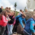 Kolonia Caritas na wycieczce w Skrzatuszu