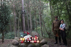 W Kolonii Wawrzyszew, w lesie, krzyż symbolicznie upamiętnia miejsce śmierci ostatnich na ziemi radomskiej żołnierzy wyklętych