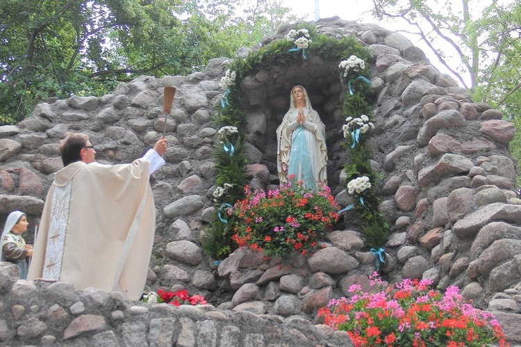 Błogosławieństwo groty Matki Bożej z Lourdes w Bińczu