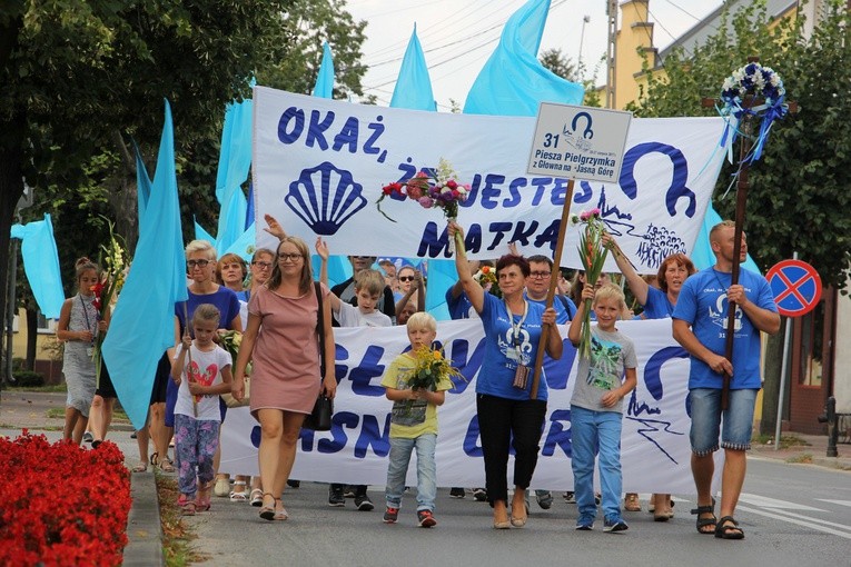 Pielgrzymi w drodze do kościoła św. Jakuba