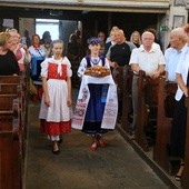 Stół, a na stole chleb i... piernik