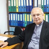 Ks. Stanisław Łabendowicz życzy i nauczycielom, i uczniom przede wszystkim światła Ducha Świętego.