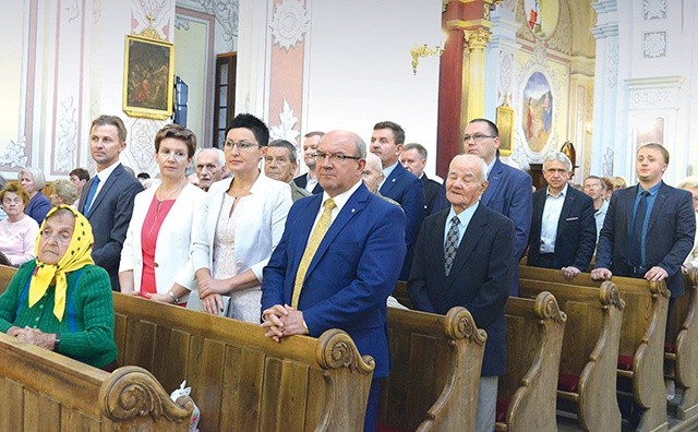 Msza św. była pierwszym punktem obchodów. Uczestniczyli w niej przedstawiciele lokalnych władz.