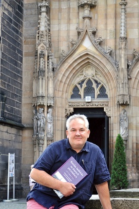 	Autor albumu „Katedra świdnicka na dawnych pocztówkach” od wielu miesięcy zbierał pocztówki i inne formy przedstawienia perły Dolnego Śląska.