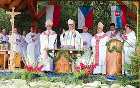 ▲	W modlitwie uczestniczyli trzej biskupi.