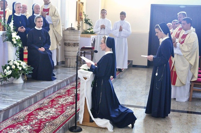Siostry składają śluby w obecności przełożonej generalnej matki Maksymilli Pliszki.