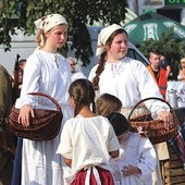 Inscenizacje rozpoczęły się od ukazania codziennego życia mieszkańców.